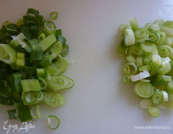 Зеленый лук, белую и зеленую части условно разделить , и тонко нарезать 
