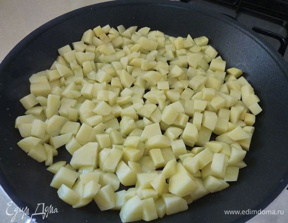 В большой  сковороде нагрейте 2 столовые ложки масла на среднем огне . Добавить картофель и готовить, помешивая, пока не подрумянится , от 15 до 20 минут. 
