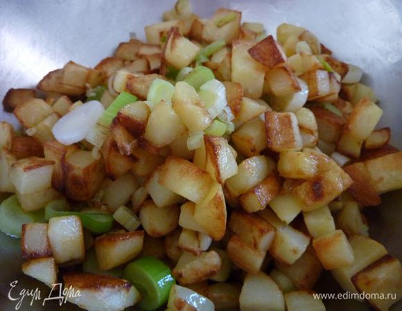 Пересыпать картошку в миску .
