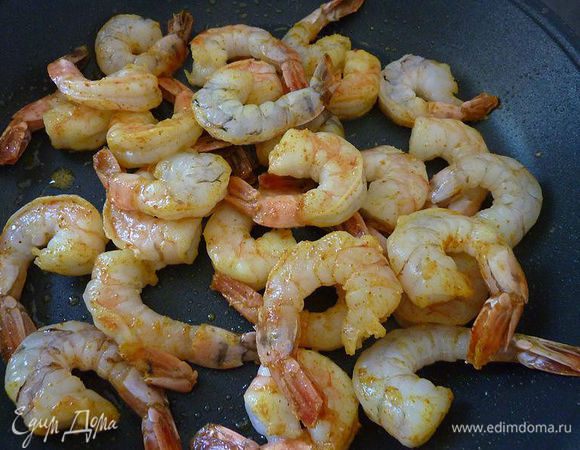 Добавить оставшееся масло в сковороду , креветки, и порошок карри , обжаривать , помешивая, до готовности креветок , от 3 до 5 минут. 
