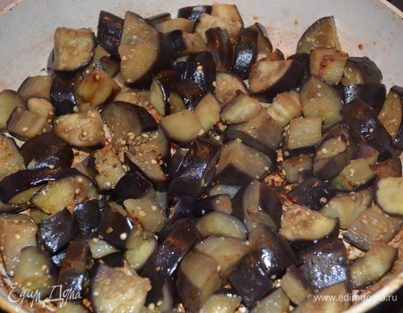 Для начала баклажаны нарезаем на большие брусочки. солим и даем немного постоять что-бы вышла горечь. Обжариваем баклажаны на растительном масле до готовности.