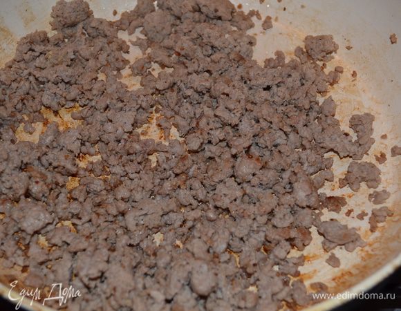 Фарш приправляем специями и тоже быстро обжариваем