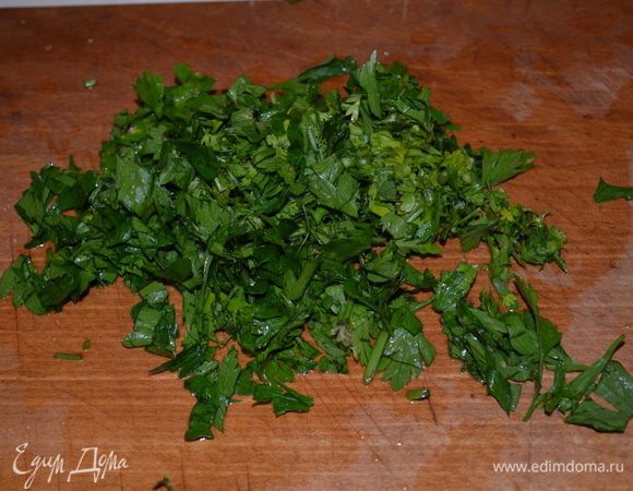 Зелень тоже мелко рубим.