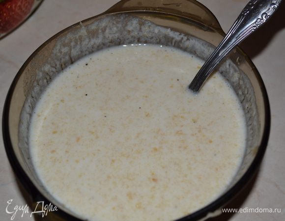 Готовим соус: смешиваем йогурт, тахинную пасту, сок лимона и чеснок. пропущенный через пресс