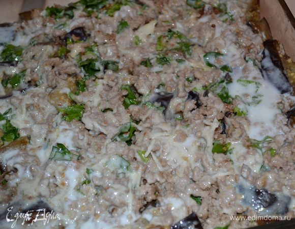 В форму для запекания выкладываем слоями баклажаны, фарш, зелень, йогуртовый соус. Запекаем при темп.180 гр. 20-30 минут.