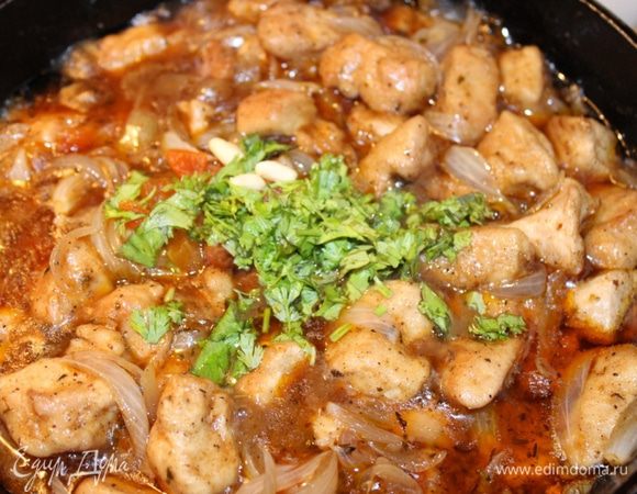 Добавить в жаркое измельчённую кинзу, изюм, кедровые орехи и лимонный сок. Тушить ещё 5 минут.