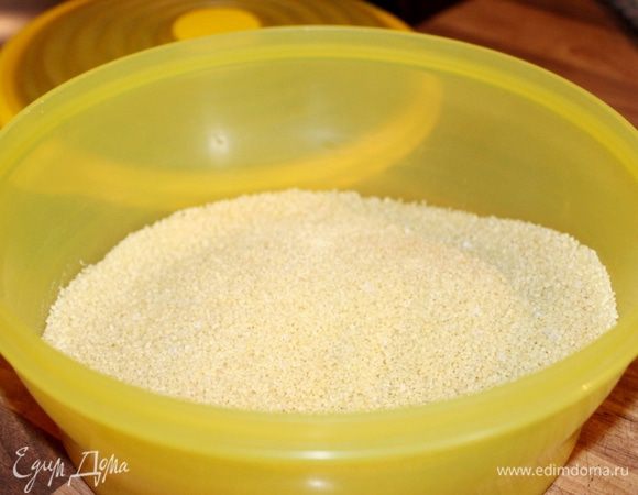 Для приготовления кускуса лучше изучить инструкцию на упаковке. Или высыпать крупу в миску и смешать с солью. Вылить на кускус масло и руками втереть его в крупу. Залить кускус кипятком на 2 фаланги выше уровня крупы . Плотно накрыть миску крышкой. Через пять минут кускус готов.