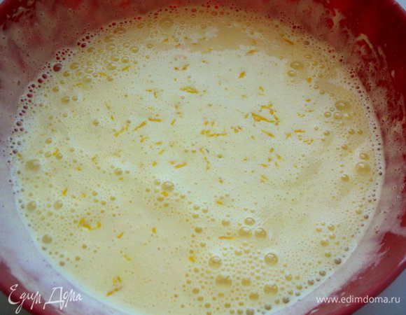 Яйца взбить с  сахара, поставив емкость, в которой взбиваем, на кастрюлю с горячей водой (посуда  не должна касаться воды и кастрюлю не ставить на огонь) до увеличения в объеме в 3-4 раза в течении 5мин. В конце, не переставая взбивать, влить тонкой струйкой растительное масло и молоко. Снять миску с кастрюли, добавить цедру и сок лимона, осторожно перемешать.