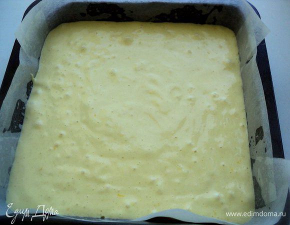 Затем, в несколько заходов добавить муку, смешанную с разрыхлителем теста, осторожно перемешать методом складывания Дно и бока формы застелить бумагой для выпечки, смазать маслом. Вылить тесто.