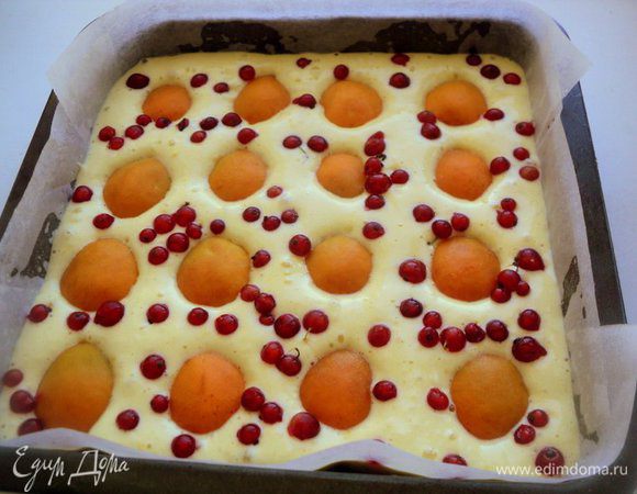 Абрикосы помыть, обсушить, разрезать пополам и удалить косточки. Выложить абрикосы поверх теста, между абрикосами посыпать красной смородиной.

