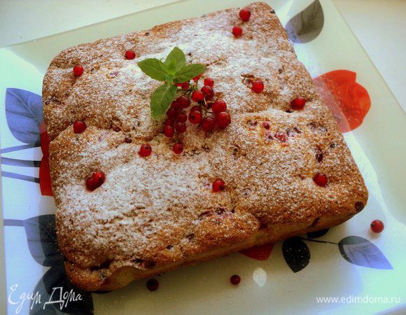 Выпекать при температуре 180 градусов, 40-45 минут. Охладить пирог на решетке. Сверху пирог посыпать сахарной пудрой. 