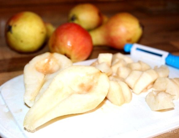 Грушу очистить от кожицы, удалить сердцевину и нарезать на небольшие кусочки.