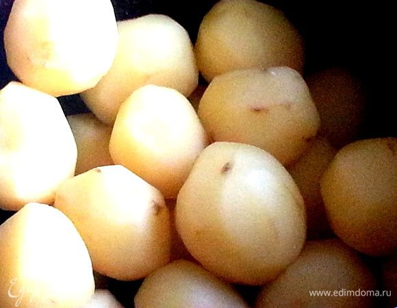 Картофель отварить...