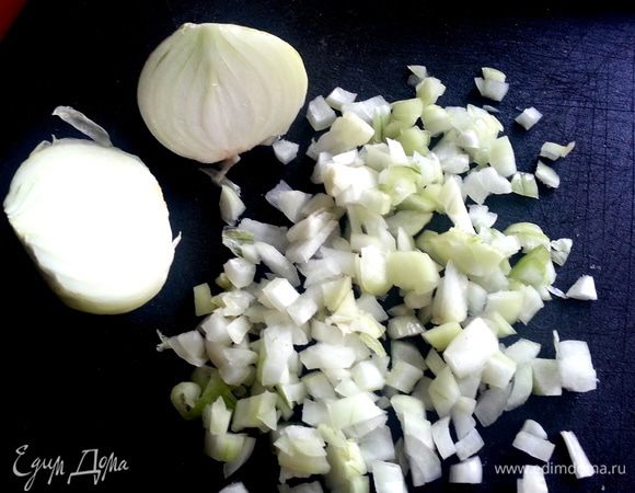 Пока варится,нарежем мелко небольшие луковицы.