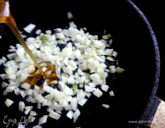 Обжарим лук на настоянном на грибах оливковом масле.