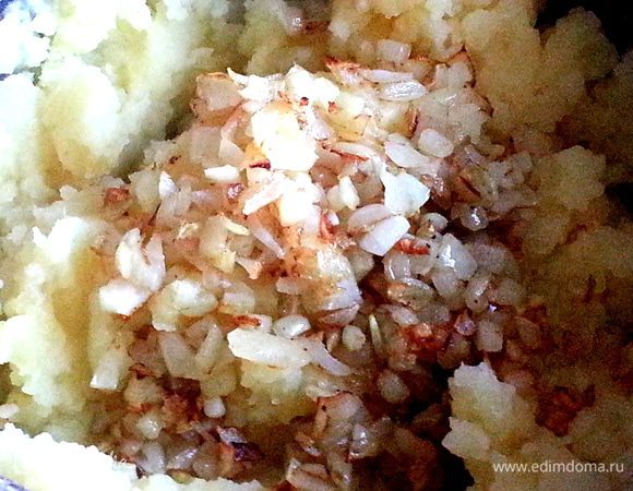 Добавляем обжаренный лучок и перемешиваем пюре.