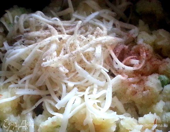 Немного тёртого сыра добавим в пюре + смесь перцев пару щепоток.