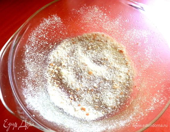 Форму для запекания смазываем растительным маслом и посыпаем домашними сухарями.