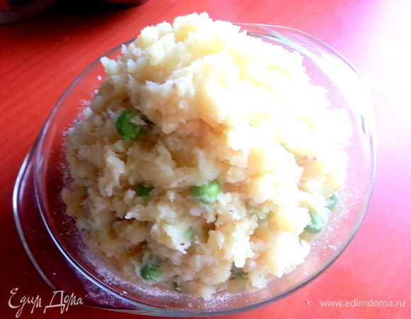 Выкладываем всё пюре горкой,не разглаживая поверхность.