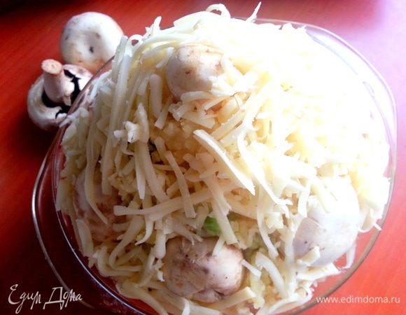 Посыпаем густо сыром всю горку.