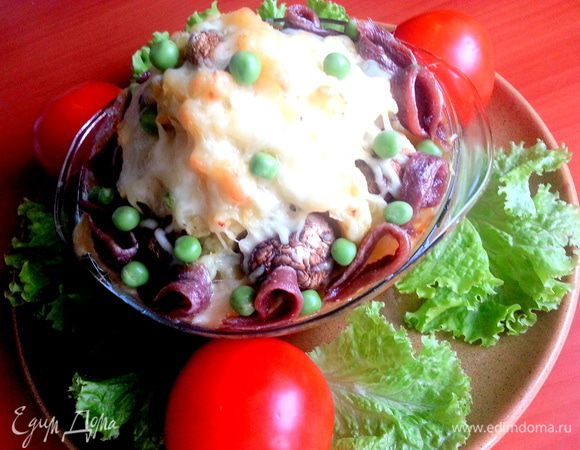 Украшаем оставшимся горошком и сразу подаём,пока горка картофельная не остыла))) Сыр будет аппетитно тянуться, а рыбка дополнять все вкусы! Очень вкусно)))