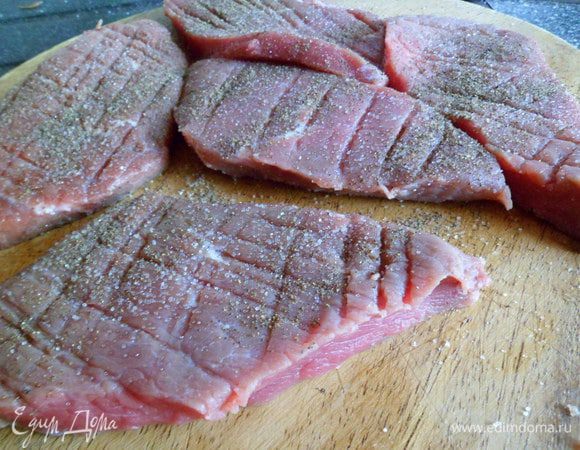 Затем отбить немного, посолить и поперчить