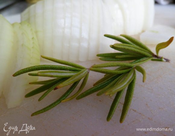 Розмарин помыть, обсушить.Очищенную и помытую луковицу нарезать полукольцами. смородину также помыть, обсушить.ягоды отделить от веточек.