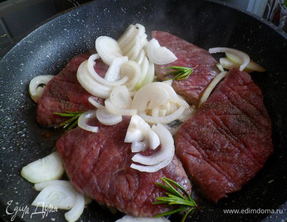 В сковороде разогреть раст. масло и обжарить все вместе минуты 3-4
