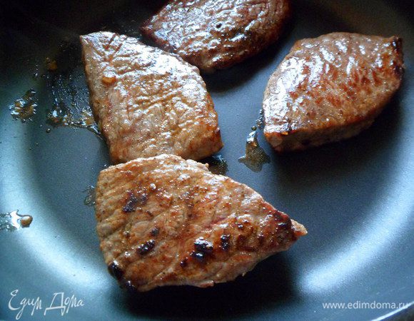 Затем мясо укладываем в форму для запекания и запекаем в разогретой духовке  до 170 гр.до состояния медиум (ну кто как любит)
