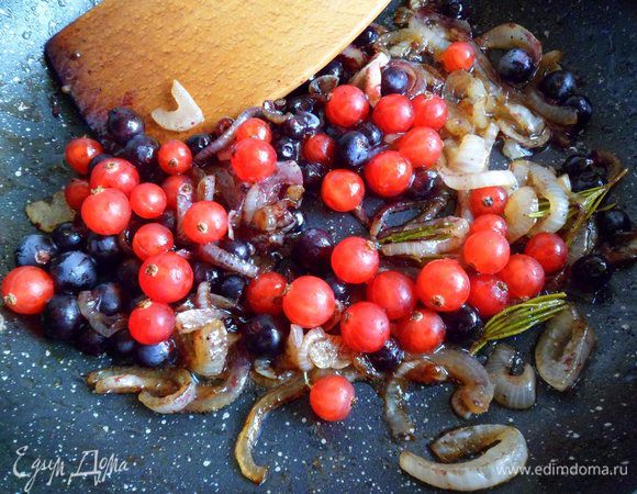 К луку с розмарином добавляем ягоды и на умеренном огне томим пару минут, чтобы ягоды сок пустили
