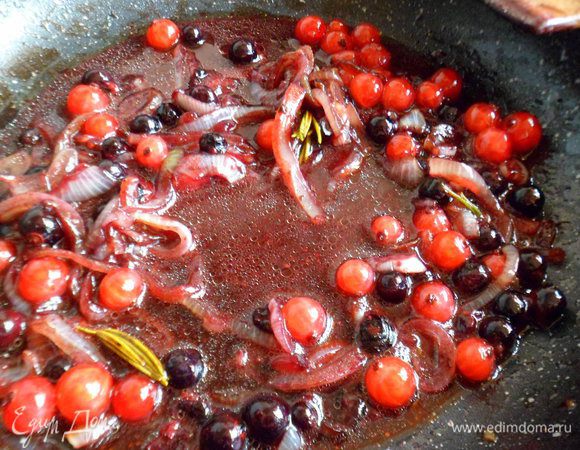 Затем добавляем воду или бульон продолжая томить минуты 3.