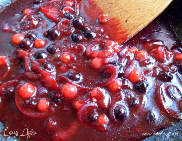 В конце вводим крахмал разведенный предварительно водой,доводим до кипения и снимаем с плиты, соус готов.
Приятного аппетита!
