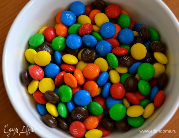 По рецепту рекомендуется взять мини-вариант шоколадных конфеток, но у нас я таких не нашла, не страшно — подойдут и обыкновенные.