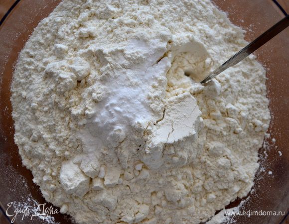 В небольшой миске смешайте муку и пищевую соду.