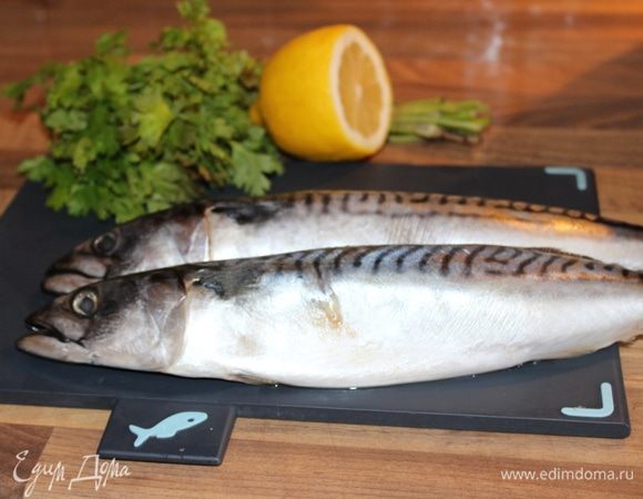 Скумбрию выпотрошить, удалить жабры, хорошо промыть и просушить салфеткой. Рыбу натереть солью и перцем.