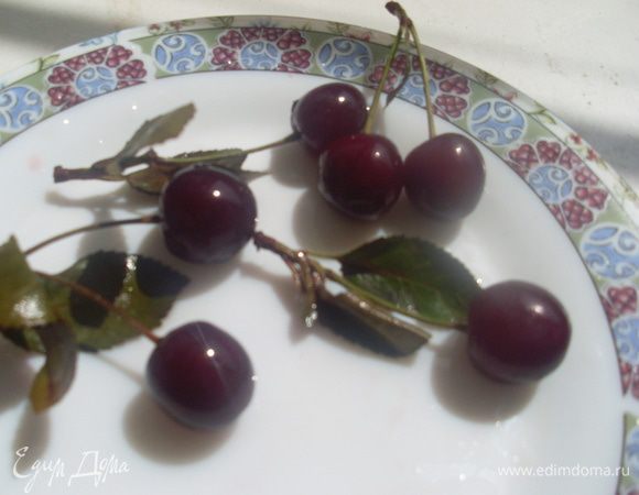 Отделить вишню от косточек.