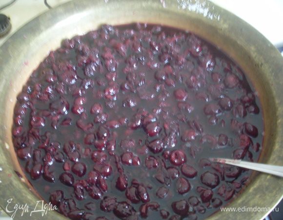 Добавить сахар к вишне и подождать пока сок смешается с сахаром.