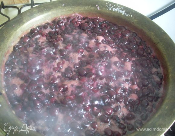 Довести до кипения и варить 5 минут. Дождаться пока остынет и разложить в сухи чистые банки. Хранить в холодильнике.