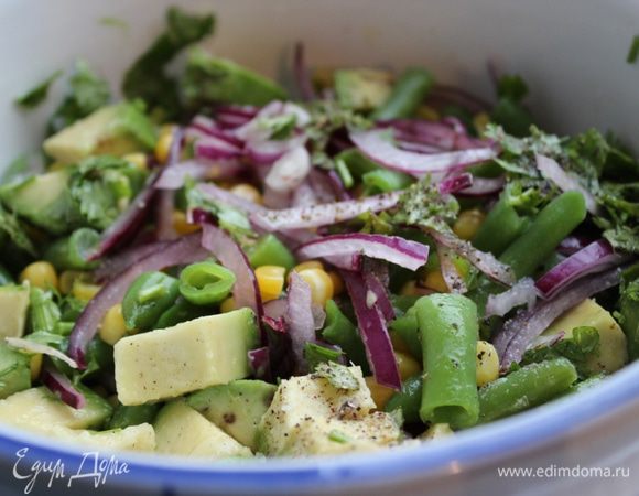 Сложить овощи и зелень в салатник. Смешать лимонный сок с растительным маслом, солью и перцем. Залить салат заправкой и хорошо перемешать.