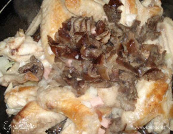 Добавить нарезанные грибы и ветчину. Немного все вместе обжарить.Добавить бульон и немного проварить все вместе( можно и не использовать бульон, взять просто кипяченой воды).