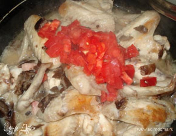 Добавить мелко нарезанный помидор, посолить и потушить 15 минут. 