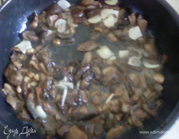 Обжарить их на растительном масле, когда жидкость выпарится, добавить нарезанный лук.