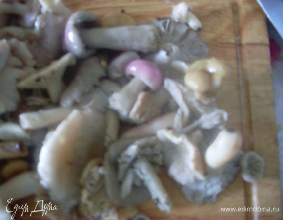 Порезать отваренные грибы.