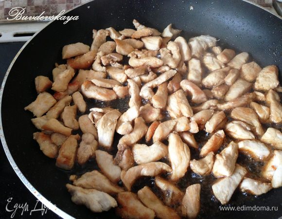 Курицу помыть, обсушить, порезать на небольшие кусочки и обжарить с обеих сторон в разогретом растительном масле. Приправить соевым соусом и уксусом и тушить на небольшом огне в течении 5 минут.