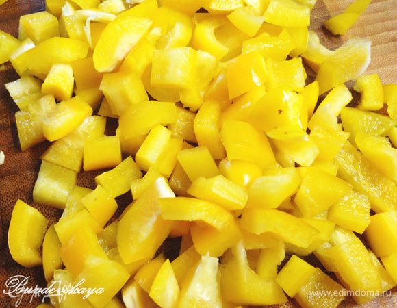 Перец помыть, очистить, нарезать на небольшие кусочки.