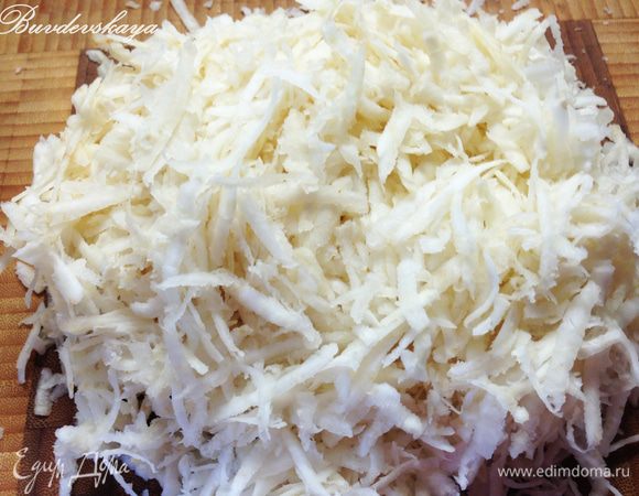 Корневой сельдерей вымыть, очистить и натереть на крупной терке.