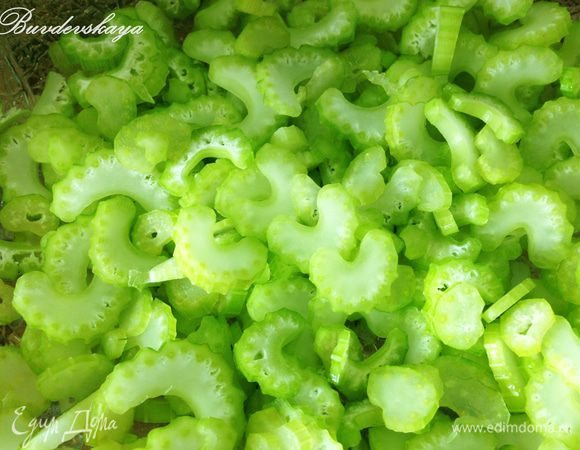 Нарезаем черешковый сельдерей и добавляем к остальным ингредиентам. Курицу вместе с соком смешать с перцем и сельдереем. Добавляем зелень.