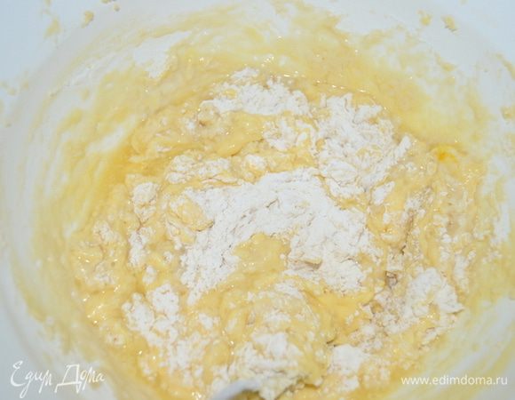 Добавить воду, муку (в этот раз у меня смесь пшеничной с цельнозерновой), соль и соду. Вымесить тесто и раскатать по форме.