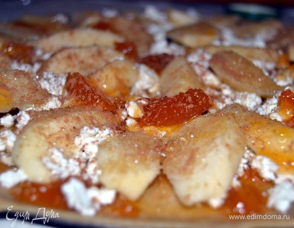 Намазать тесто абрикосовым джемом. Покрошить произвольно творог. Разложить дольки очищенных яблок и кружочков дыни. Сверху яблоки присыпать сахаром и корицей.