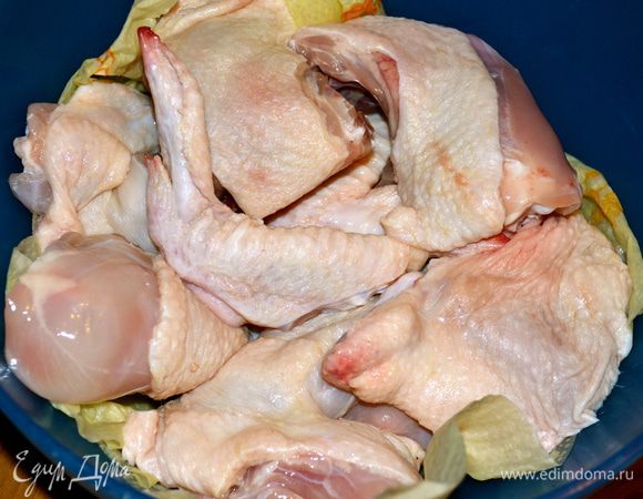 Кусочки курицы вымыть и обсушить бумажным полотенцем.